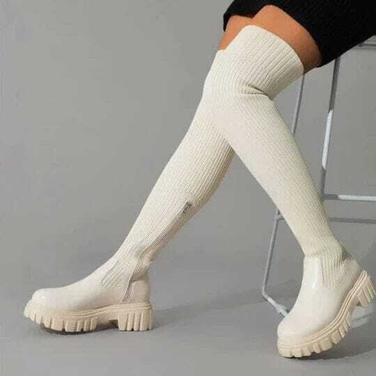 Lisa Laarzen | Zwarte kniehoge stretchlaarzen met chunky zool voor een trendy look - odelly.nl