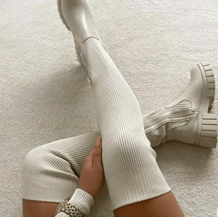 Lisa Laarzen | Zwarte kniehoge stretchlaarzen met chunky zool voor een trendy look - odelly.nl