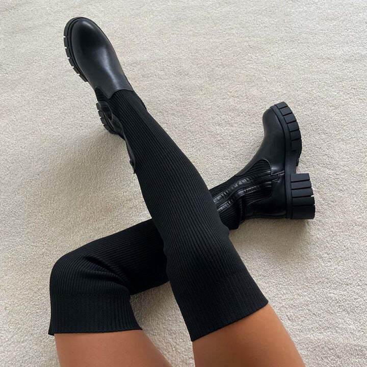 Lisa Laarzen | Zwarte kniehoge stretchlaarzen met chunky zool voor een trendy look - odelly.nl