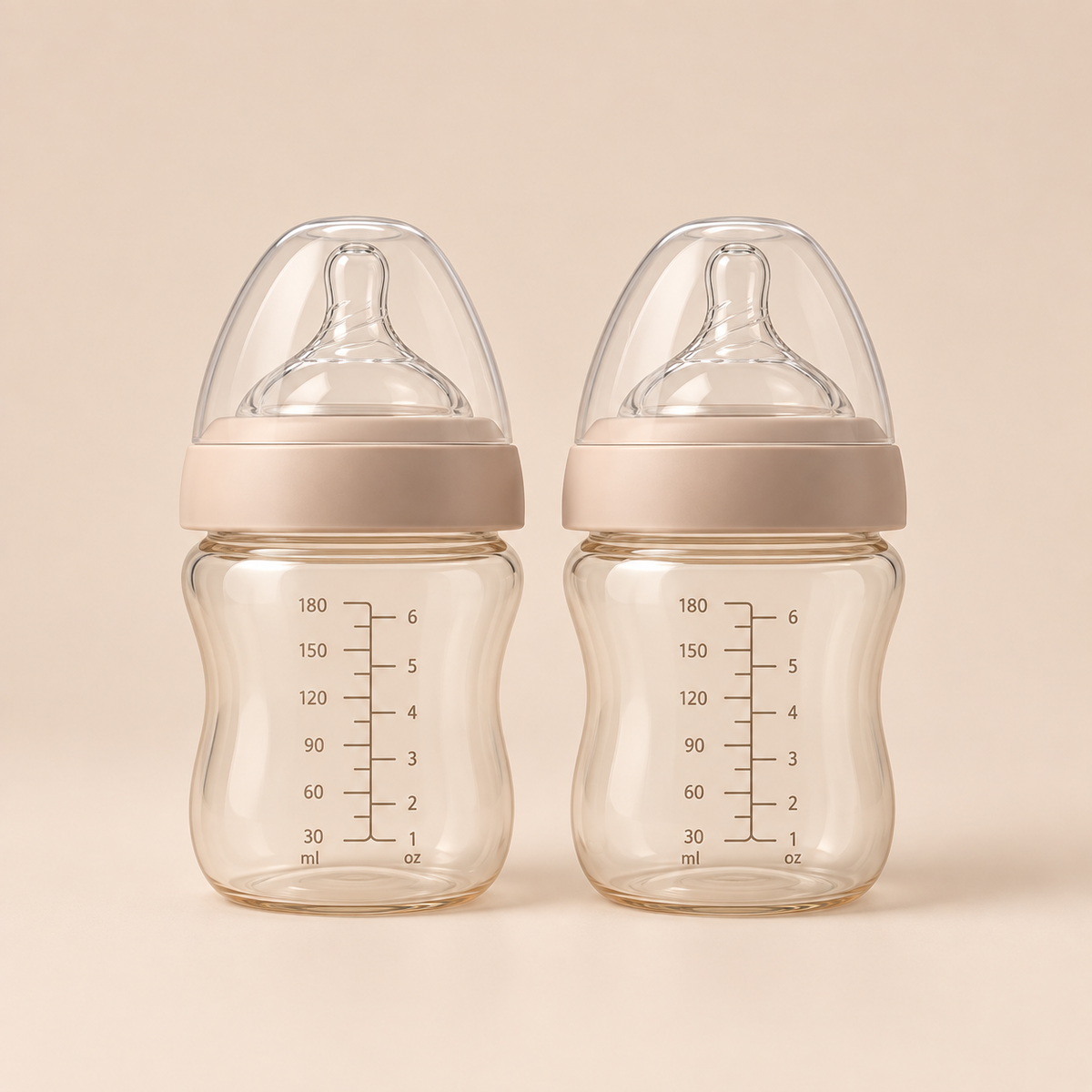 Doublepack babyflessen op warme beige Odelly achtergrond