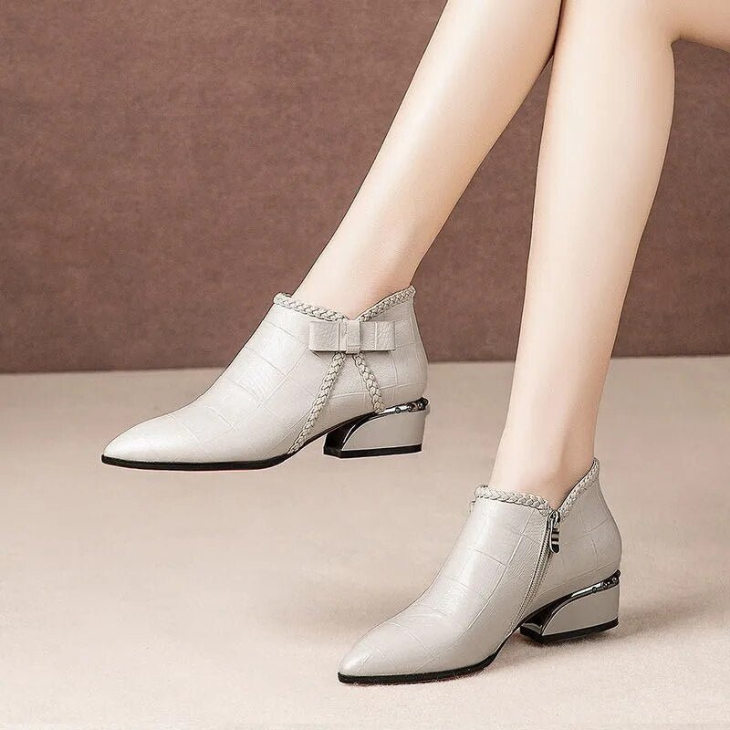 Sophie Enkellaarsjes | Elegante laarsjes met puntige neus en gevlochten details - odelly.nl