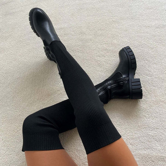 Lisa Laarzen | Zwarte kniehoge stretchlaarzen met chunky zool voor een trendy look - odelly.nl