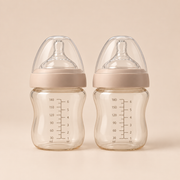 Doublepack babyflessen op warme beige Odelly achtergrond